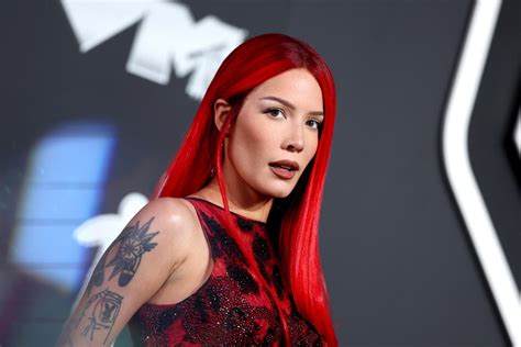 Halsey reveals music exec looked at their nude photos without。